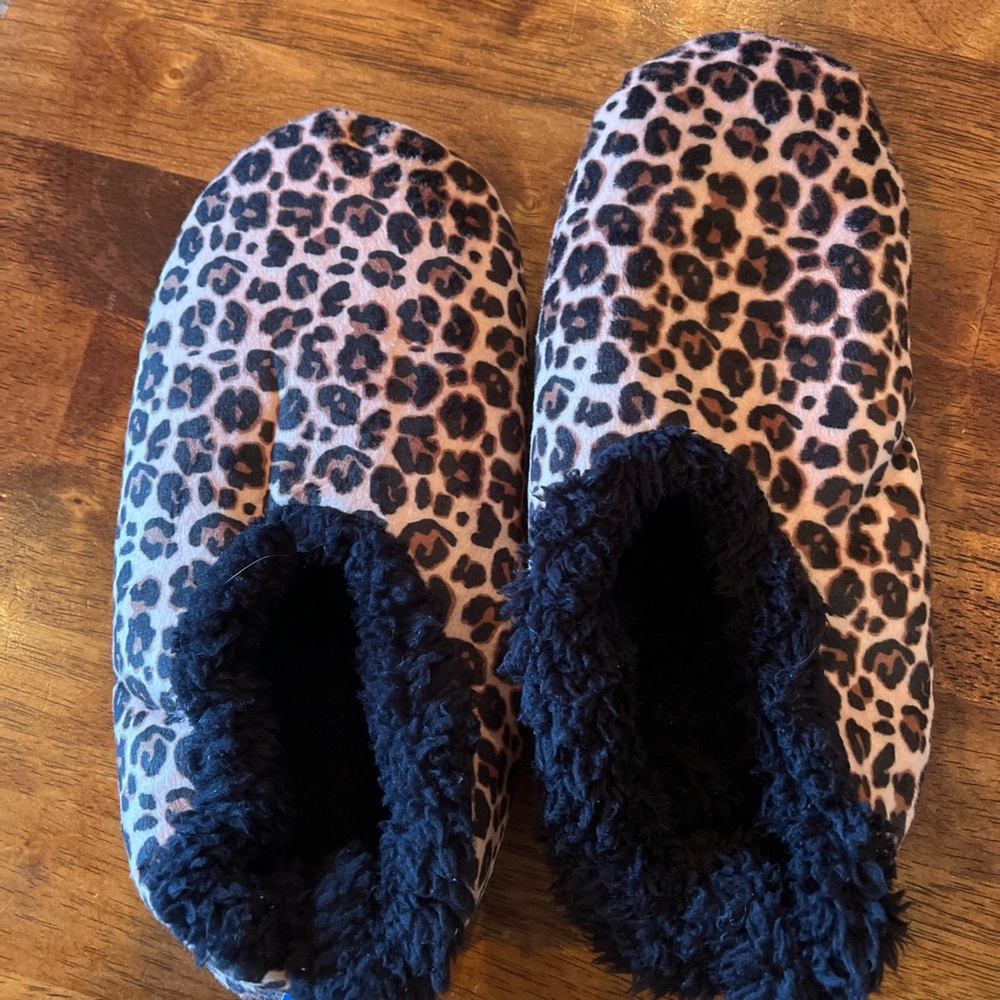 New, worn once, soft& cozy Snoozie slippers